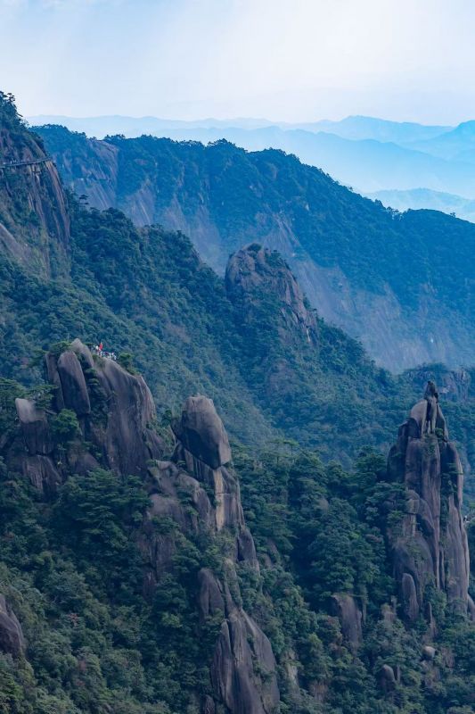 江西上饶：无限风光在险峰