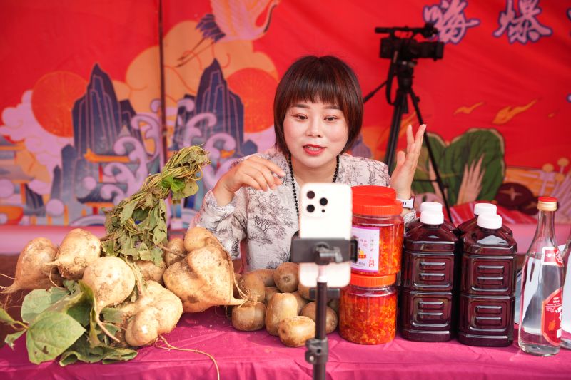 江西上高：云上赶大集 直播荐好物