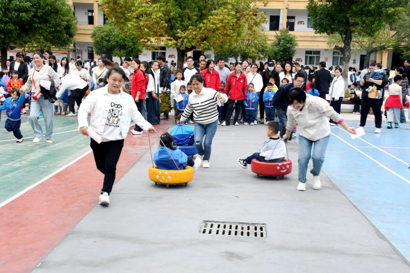 江西南丰：举办秋收亲子运动会