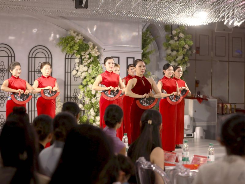 江西分宜：华服承古韵 巾帼展新姿