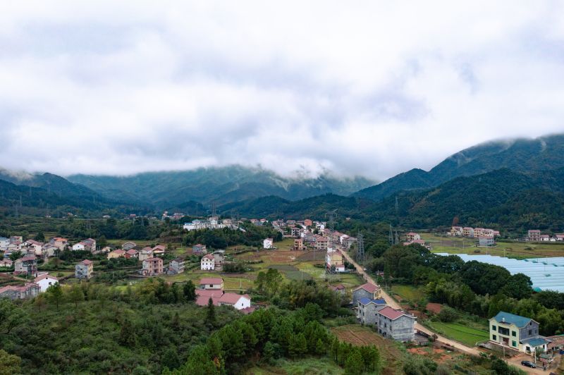 江西泰和：云雾缭绕乡村美如画