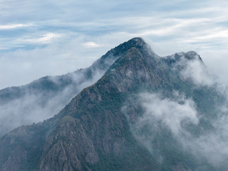 江西铅山：云雾锁鹅湖山