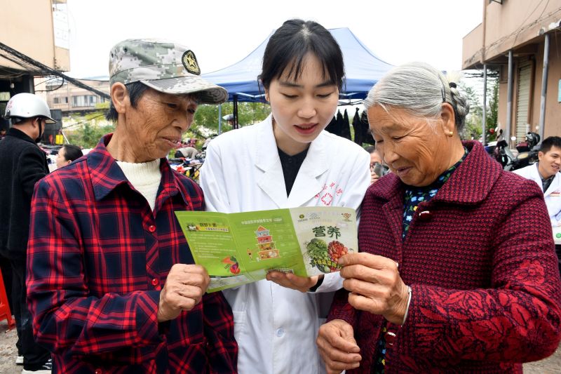 江西南丰：代表义诊送健康