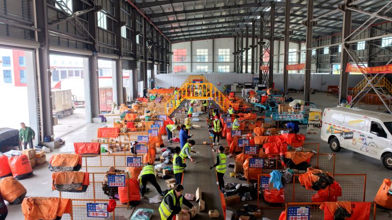 江西峡江：迎战“双十一 ”快递分拣忙