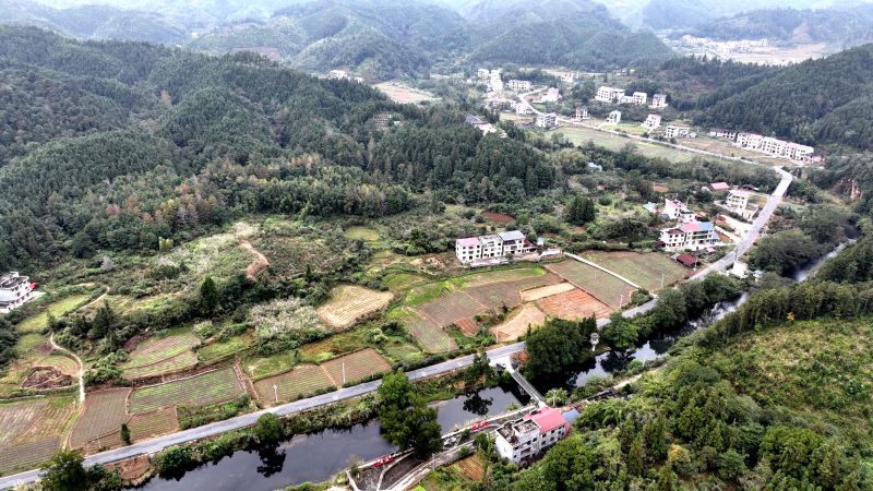 江西遂川：乡村公路织就山乡振兴新脉络
