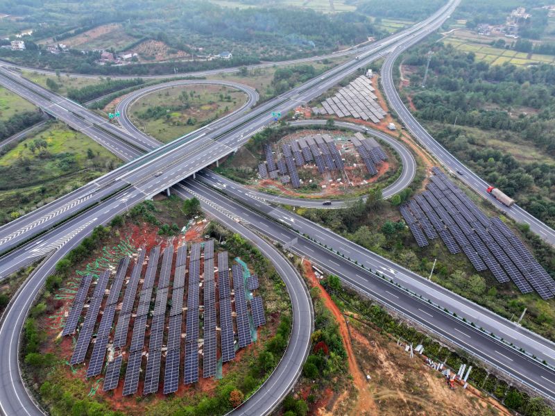 江西泰和:光伏发电站建设忙