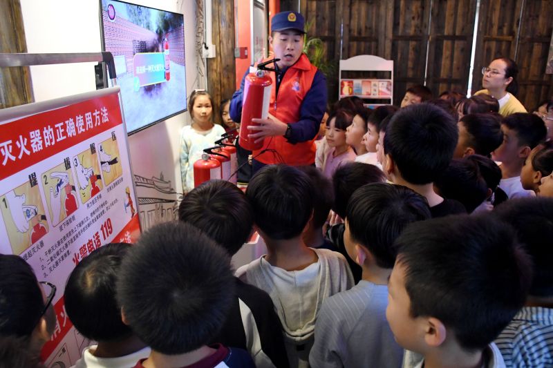 江西南丰：小学生接受消防教育