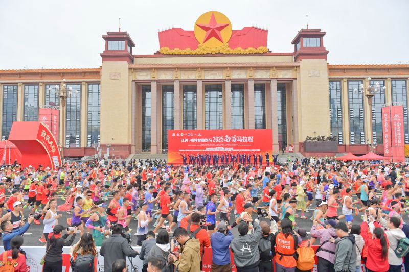 3.2万名跑者燃情开跑 2025南昌马拉松鸣枪英雄城