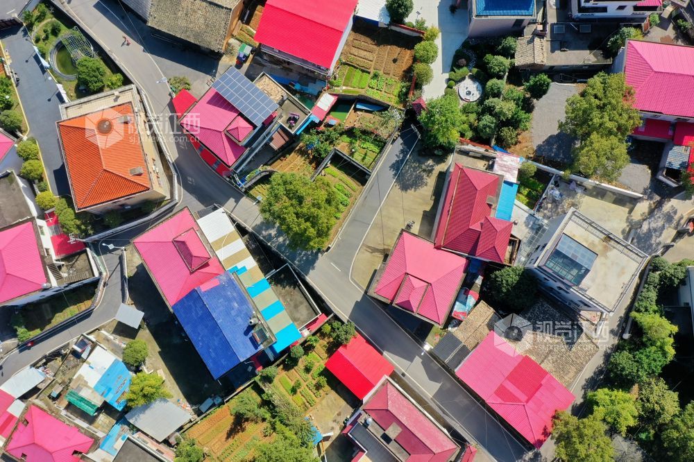 2021年11月9日，江西省萍乡市芦溪县芦溪镇潭田管理处“四好农村路”穿村而过，构成一幅乡村振兴的幸?；?。