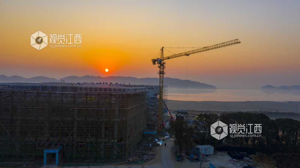 2021年12月31日，伴着冬日朝阳，江西省九江市湖口县鄱阳湖畔的长江鄱阳湖水生物?；せ叵钅拷ㄉ韫さ匾慌煞泵Γと苏炔接行蛲平ㄉ杞?。