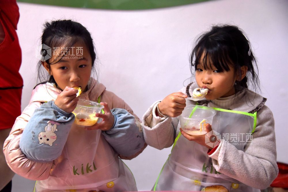 2022年1月11日下午，在江西省抚州市南丰县东坪乡中心学校“留守儿童之家”，县教体文化交流协会组织志愿者在东坪乡中心学?？?ldquo;益路同行”关爱留守儿童活动，带给留守儿童们暖暖的春意。